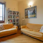 2 Bedroom Cozy Apartment In Firenze