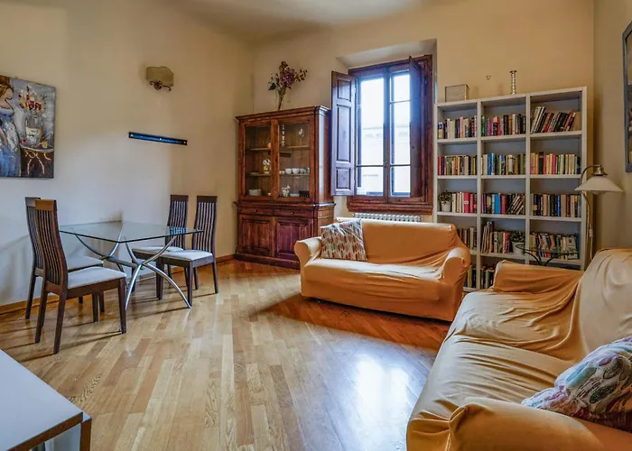 2 Bedroom Cozy Apartment In Firenze